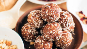 Receitas saudáveis: bolinhas energéticas de tâmaras com coco e amêndoas